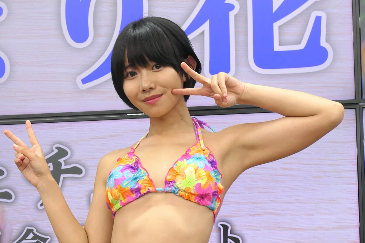 桃尻&美しい足裏でバズった元バスガイドの短髪スレンダーグラドル・水湊(みなと)まり花「さらにお尻を攻めました」
